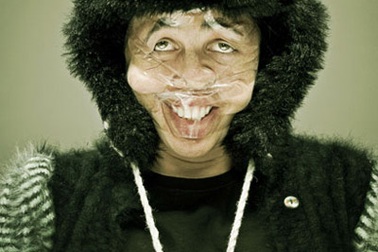 Kỳ dị bộ sưu tập khuôn mặt biến dạng bởi… băng dính