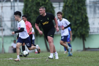 Cựu thủ môn tuyển Anh Paul Robinson đá bóng giao lưu tại TPHCM