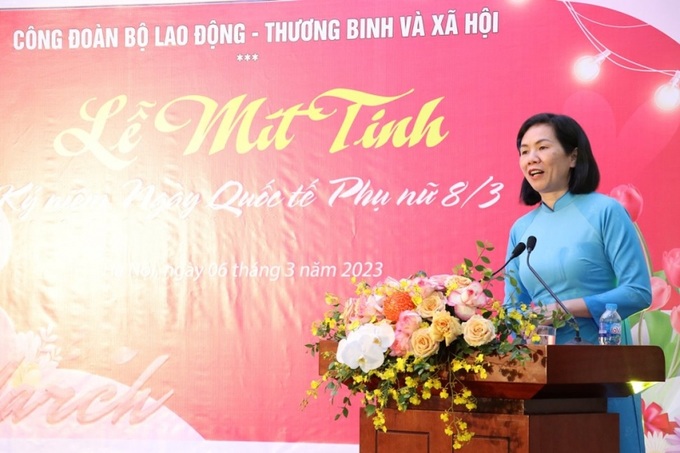 Đồng chí Nguyễn Thị Minh Hương – Phó Chủ tịch Trung ương Hội Liên hiệp Phụ nữ Việt Nam chia sẻ chuyên đề tại buổi lễ