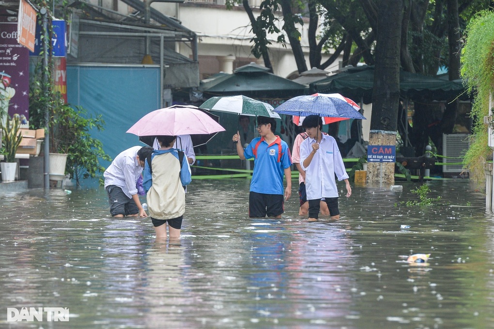 Miền Bắc mưa lớn sáng sớm, người dân lại nguy cơ chôn chân trên đường - 1