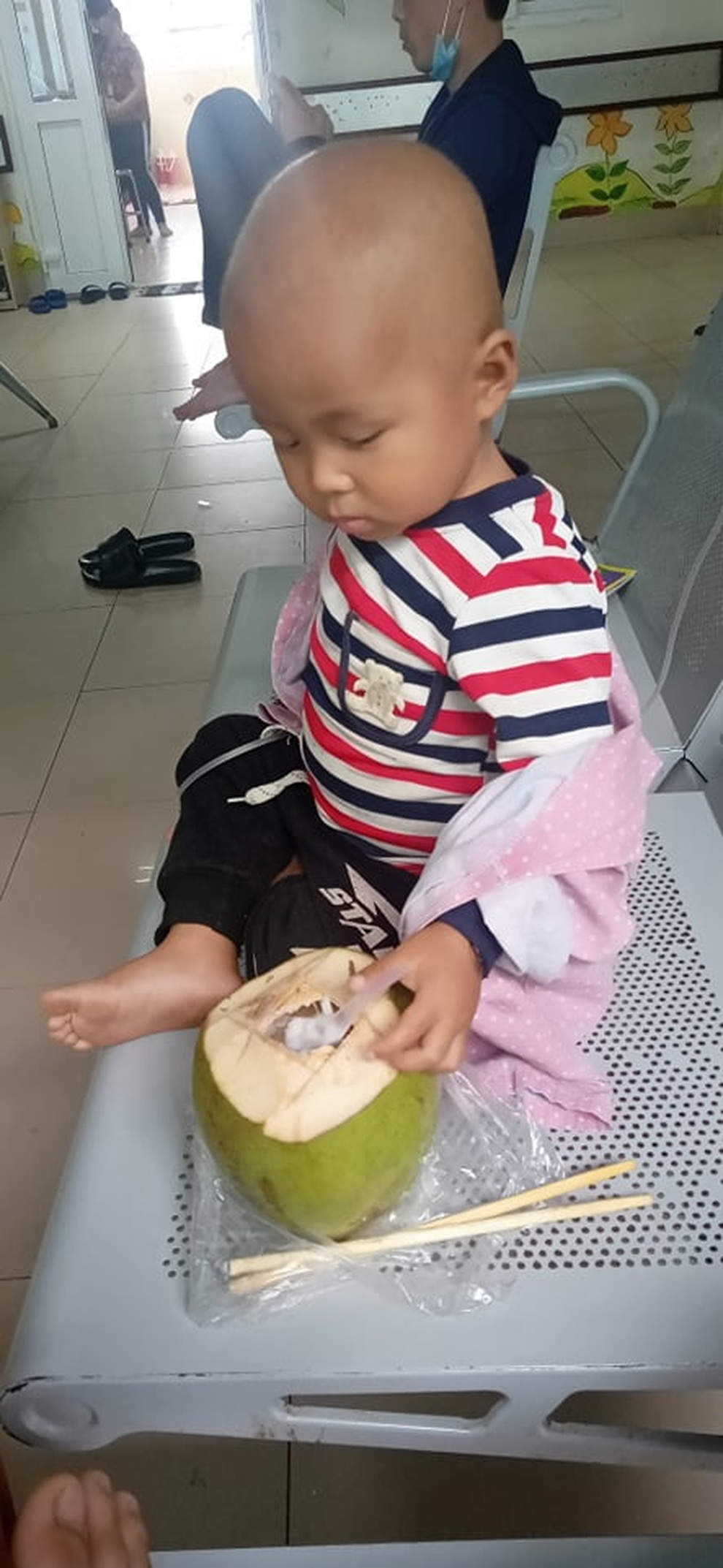 Hình ảnh bé bị ung thư lon ton trong bộ đồ bảo hộ gây xúc động dân mạng - 3 Hình ảnh bé bị ung thư lon ton trong bộ đồ bảo hộ gây xúc động dân mạng - 3