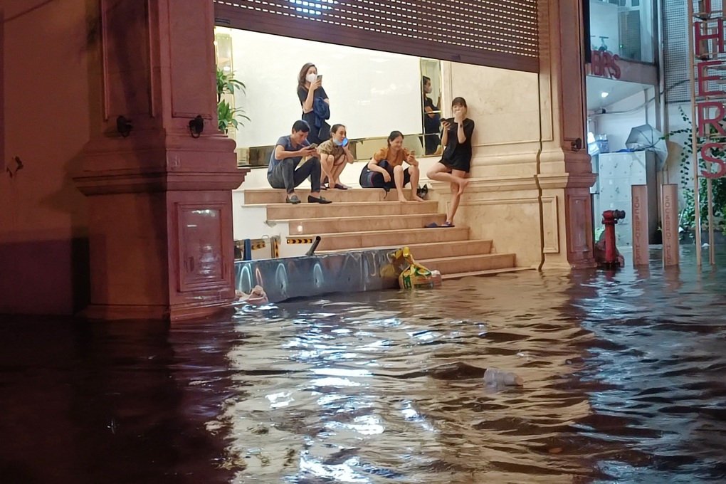 Nhiều nơi ở Hà Nội ngập trong biển nước sau cơn mưa lớn - 19 Nhiều nơi ở Hà Nội ngập trong biển nước sau cơn mưa lớn - 19