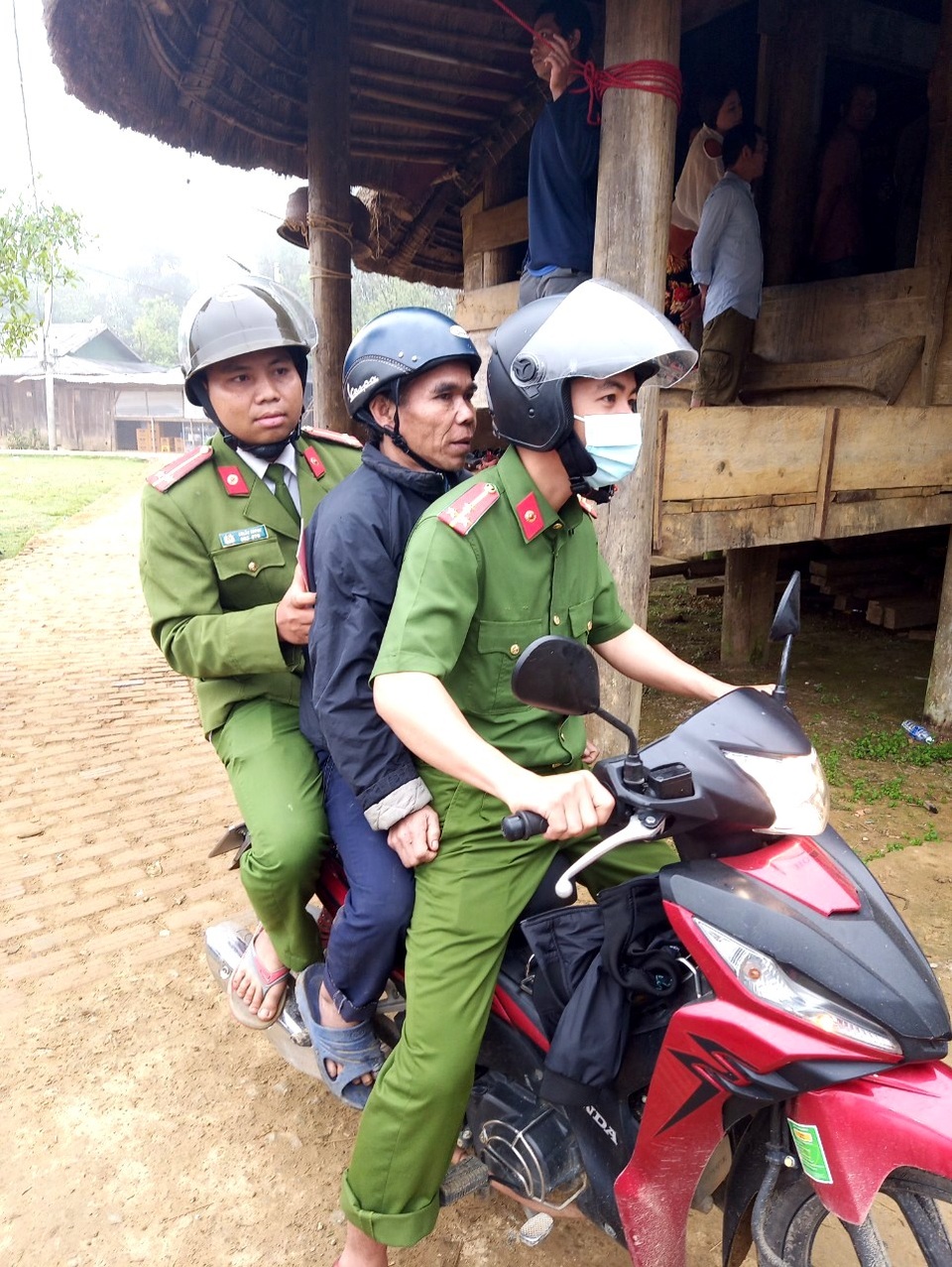 Làm thẻ căn cước cho dân, công an cứu kịp thời đôi chân cháu bé 3 tuổi - 5 Làm thẻ căn cước cho dân, công an cứu kịp thời đôi chân cháu bé 3 tuổi - 5