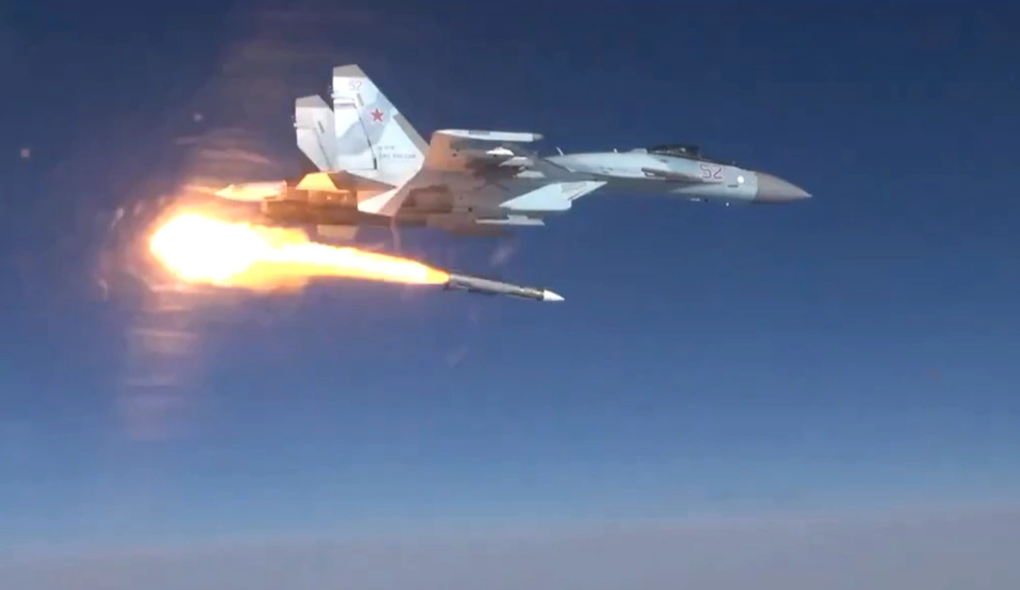 Bóng ma bầu trời Su-35 Nga phóng tên lửa, bắn hạ trực thăng của Ukraine - 1