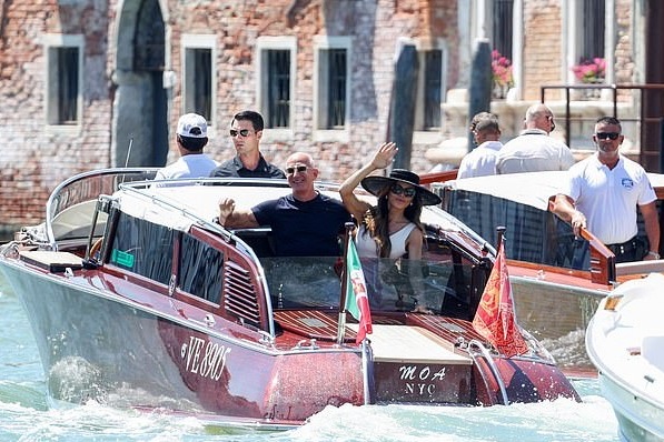 Vợ chồng tỷ phú Jeff Bezos và dàn khách mời toàn sao rời Italy sau đám cưới - 1 Vợ chồng tỷ phú Jeff Bezos và dàn khách mời toàn sao rời Italy sau đám cưới - 1