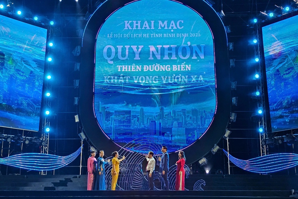 Du khách “cháy” hết mình trong đêm khai mạc Lễ hội du lịch hè Bình Định - 1 Du khách “cháy” hết mình trong đêm khai mạc Lễ hội du lịch hè Bình Định - 1