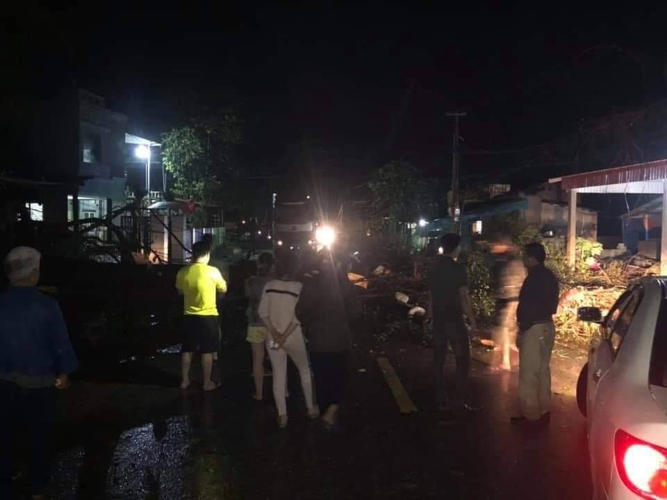 Bất ngờ xuất hiện giông lốc kèm mưa đá - 5 Bất ngờ xuất hiện giông lốc kèm mưa đá - 5