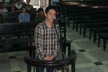 Ôm tiền lương, thưởng tết của giáo viên đi đánh bạc