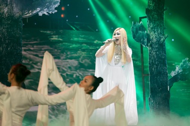 Hương Tràm gây bất ngờ với hình ảnh "cô gái tóc bạc"