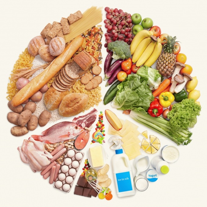 Khi ăn dặm, trẻ cần ăn đầy đủ 4 nhóm chất: tinh bột (gạo, ngô, khoai…), chất đạm (trứng, sữa, thịt, cá,…), chất béo (lạc, vừng, mỡ động vật,…), chất xơ, vitamin và khoáng chất (các loại trái cây, rau, củ, quả tươi,…).
