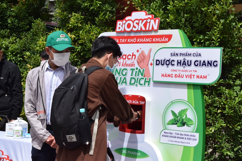 Dược Hậu Giang tài trợ máy rửa tay kháng khuẩn tự động giúp người dân phòng dịch - 2 Dược Hậu Giang tài trợ máy rửa tay kháng khuẩn tự động giúp người dân phòng dịch - 2