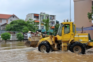 Hà Nội: Máy xúc, xe tải quân sự… giúp dân vượt lụt