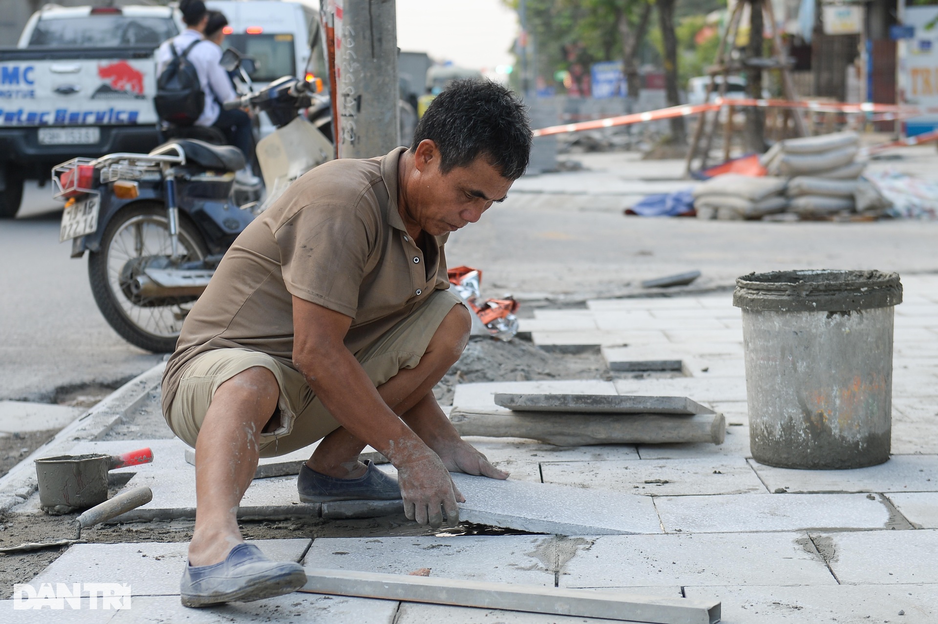 Hà Nội ngổn ngang lát đá vỉa hè dịp cuối năm - 8 Hà Nội ngổn ngang lát đá vỉa hè dịp cuối năm - 8