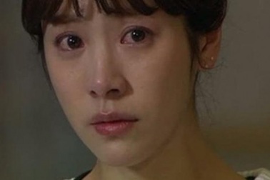 Thấy chồng cầm chai axit, người vợ thông minh liền nói một câu khiến anh ta từ bỏ