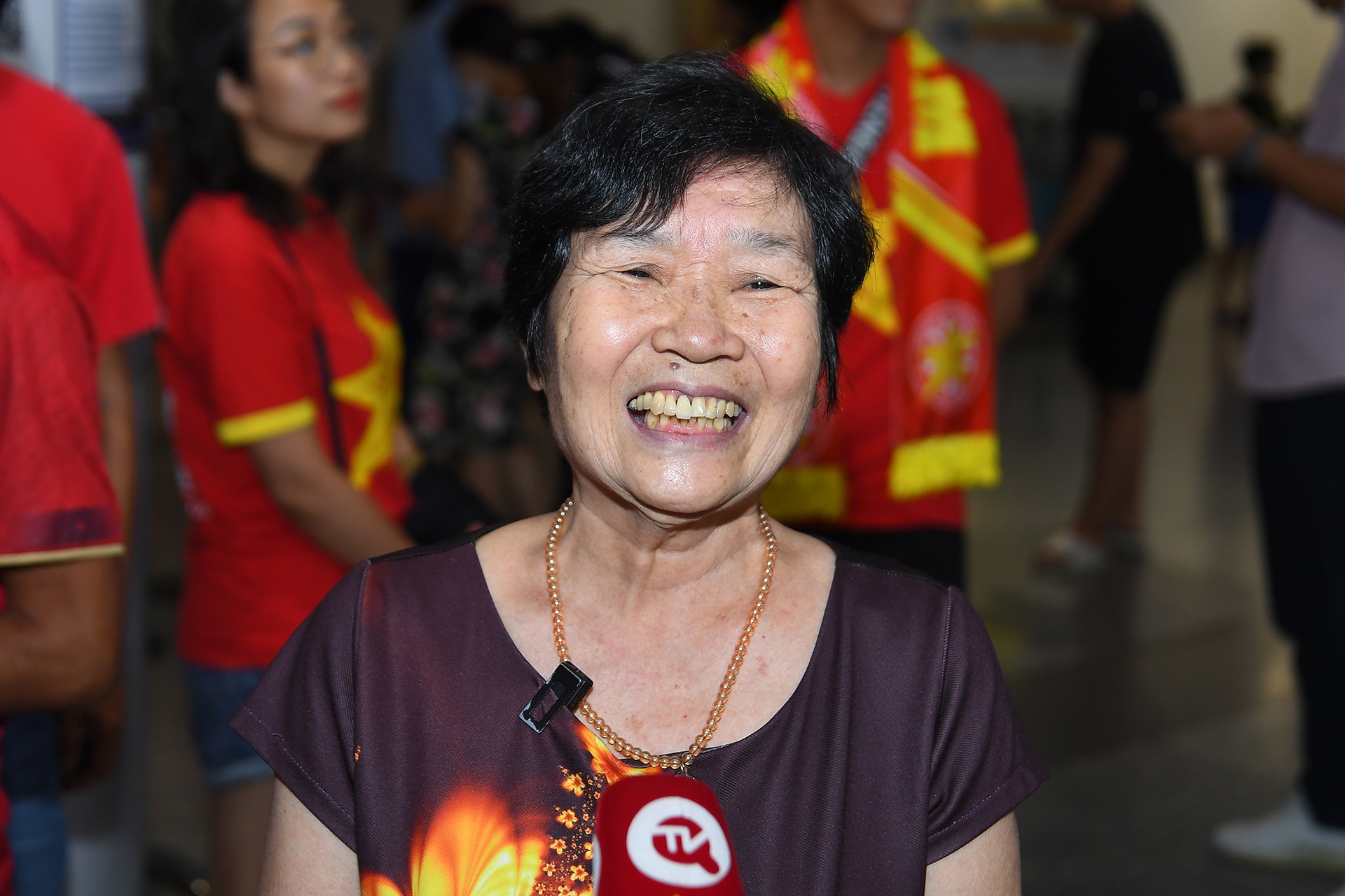 Tuyển nữ Việt Nam rạng rỡ ngày về nước, HLV Mai Đức Chung nhận quà đặc biệt - 2