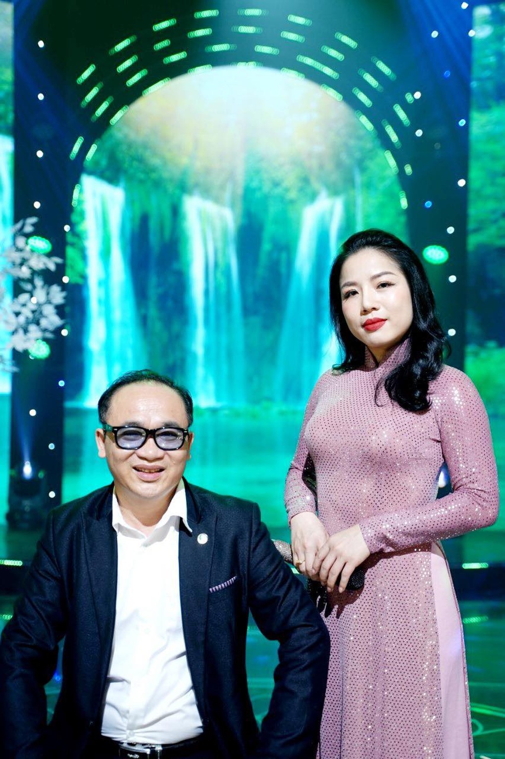 Nghệ sĩ hào hứng với Sóng yêu của thi sĩ Ngọc Lê Ninh - 1 Nghệ sĩ hào hứng với Sóng yêu của thi sĩ Ngọc Lê Ninh - 1