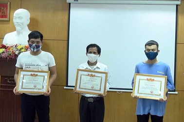 Vụ cháy 2 ông cháu tử vong: Khen thưởng "người hùng" cứu 9 người