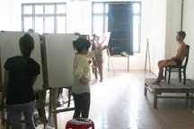 Cận cảnh phòng thi đặc biệt với những người mẫu bán “nuy”