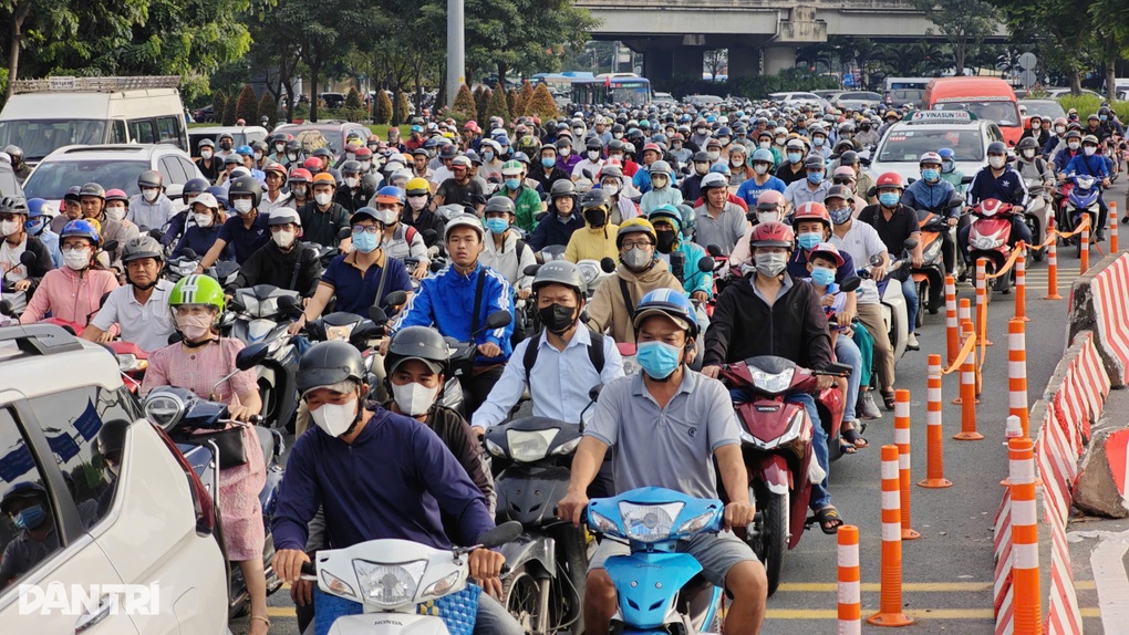 Kẹt xe giờ đi làm sau khi cấm ô tô qua cầu Bình Triệu 1 ở TPHCM - 1 Kẹt xe giờ đi làm sau khi cấm ô tô qua cầu Bình Triệu 1 ở TPHCM - 1