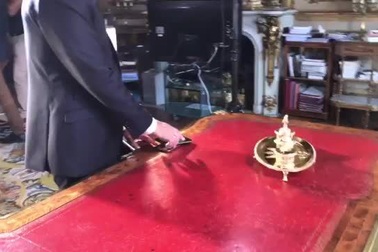 Tổng thống Pháp dùng điện thoại iPhone?