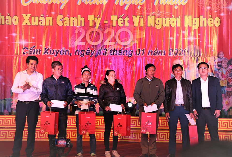 Ấm tình Xuân đêm giao lưu ủng hộ dân nghèo Hà Tĩnh đón Tết - 20 Ấm tình Xuân đêm giao lưu ủng hộ dân nghèo Hà Tĩnh đón Tết - 20