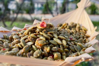 Món hạt bí sấy tỏi ớt lạ miệng, ăn "thả phanh" không lo tăng cân