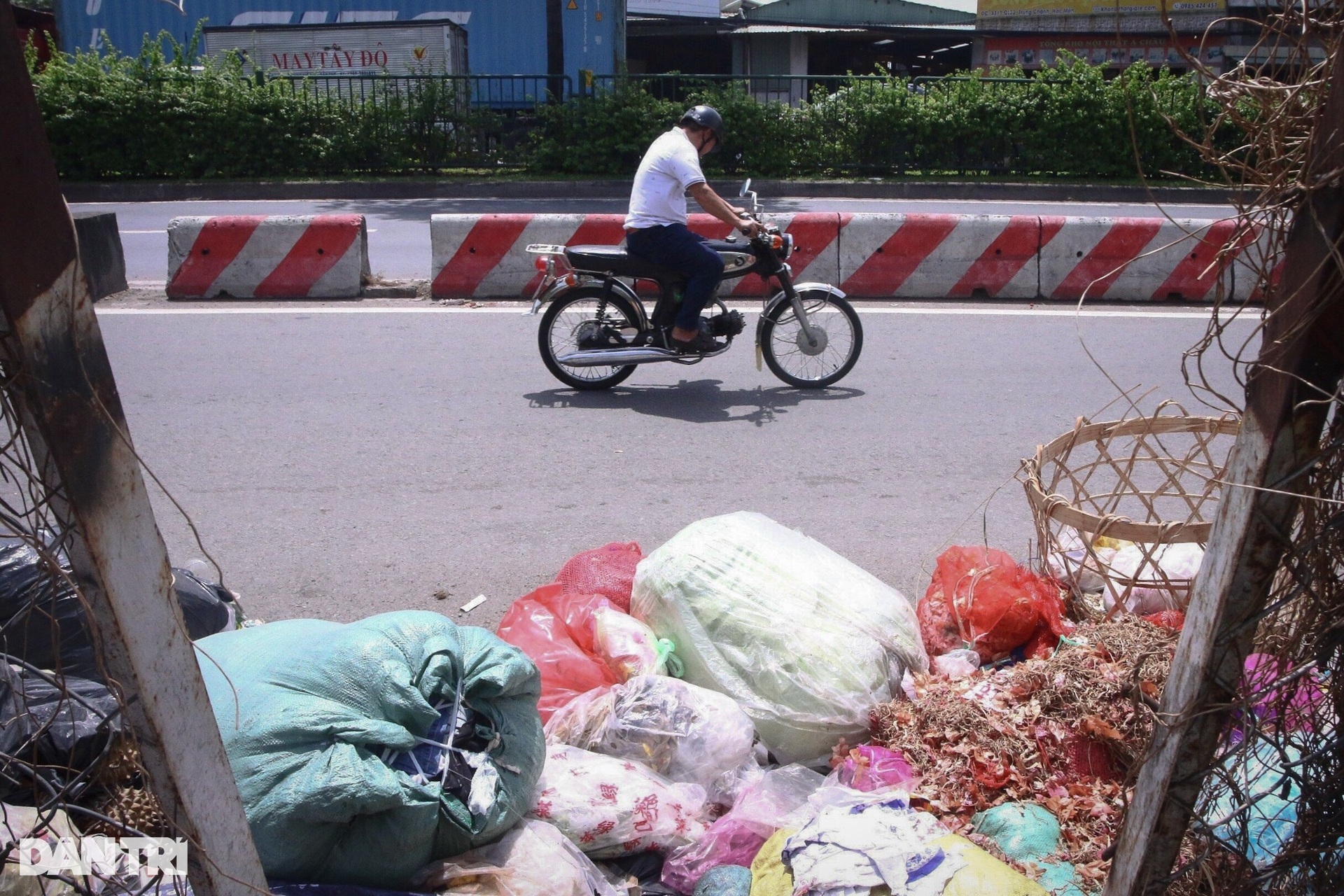 Rác thải tràn lan trên nhiều tuyến đường ở TPHCM - 2 Rác thải tràn lan trên nhiều tuyến đường ở TPHCM - 2