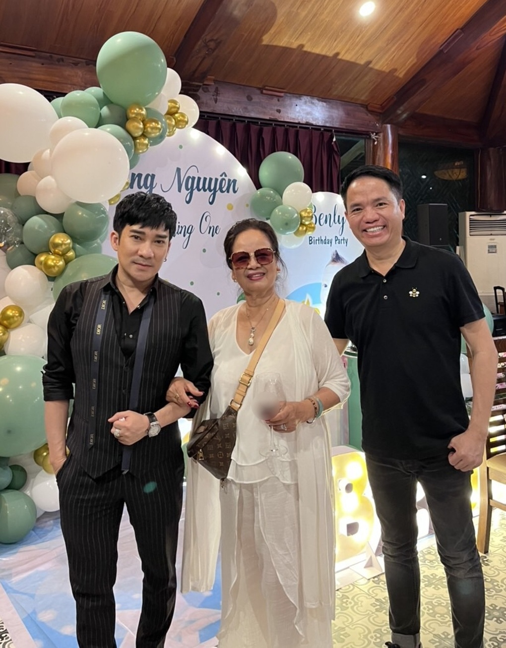 Bằng Kiều và bạn gái làm lễ thôi nôi cho quý tử thứ 4 - 2 Bằng Kiều và bạn gái làm lễ thôi nôi cho quý tử thứ 4 - 2