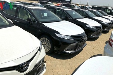 Hình ảnh hàng trăm Toyota Camry 2019 xếp hàng dài tại cảng TP.HCM