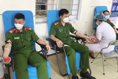 11 chiến sĩ công an hiến máu cứu bệnh nhân suy tim hậu Covid-19
