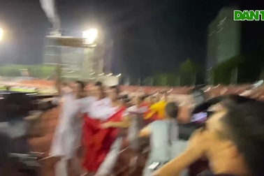 Các cầu thủ chạy một vòng quanh sân ăn mừng tấm HCV SEA Games 30