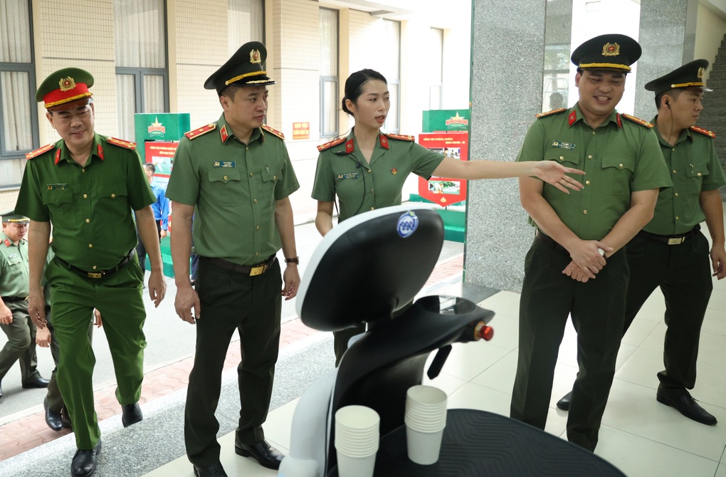 Công an TPHCM ra mắt mô hình robot hỗ trợ tiếp dân - 2 Công an TPHCM ra mắt mô hình robot hỗ trợ tiếp dân - 2