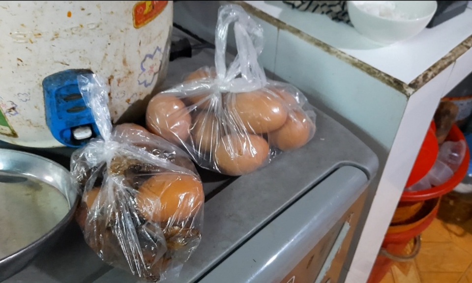 TPHCM: Bữa cơm không thịt của công nhân bị giảm lương vì Covid-19 - 2 TPHCM: Bữa cơm không thịt của công nhân bị giảm lương vì Covid-19 - 2
