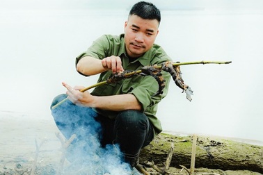 Anh nông dân trẻ hút triệu view trên TikTok nhờ nấu những món ăn quê