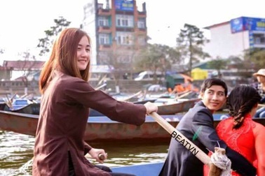 Thiếu nữ tại chùa Hương bất ngờ được phong... "hot girl chèo đò"