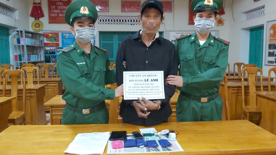 Dùng băng dính quấn 1.000 viên ma túy vào chân, vượt biên mang vào Việt Nam - 2 Dùng băng dính quấn 1.000 viên ma túy vào chân, vượt biên mang vào Việt Nam - 2