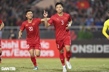 Sút tung lưới Malaysia, Quế Ngọc Hải ăn mừng theo phong cách của Ronaldo