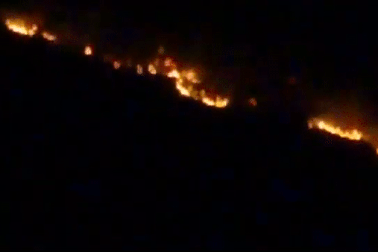 Du khách ùn ùn kéo đến xem sườn đồi tự bốc cháy ngùn ngụt