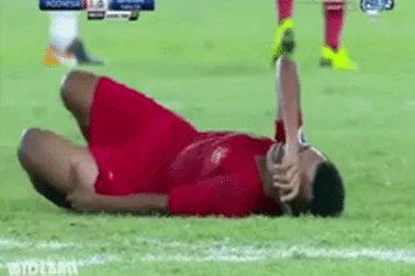 Chết cười với pha ăn vạ như Busquets của cầu thủ U19 Indonesia