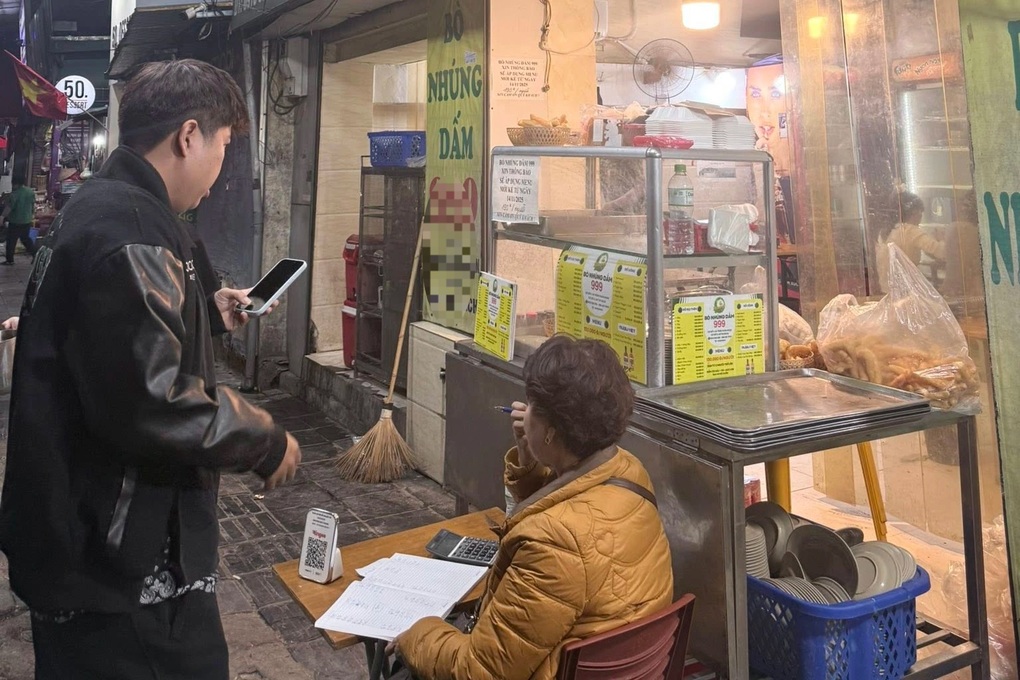 Berømt hotpot-restaurant med kjøttdeig i Hanoi anklaget for å ha larver i kjøttdeig - 2 Quán bò nhúng dấm nổi tiếng ở Hà Nội bị khách tố có dòi trong miếng thịt bò - 2