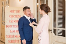 Phút giây tình cảm của NSND Công Lý với bạn gái kém 15 tuổi