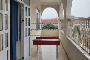 Lan can tầng 4 trường học rơi trúng 3 nữ sinh