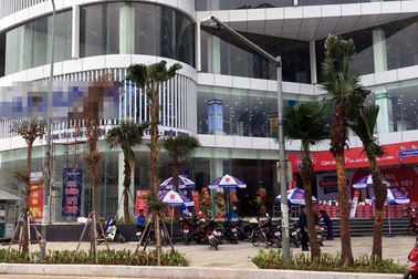 Cao ốc chưa hoàn thiện, 2 tầng siêu thị đã tưng bừng hoạt động