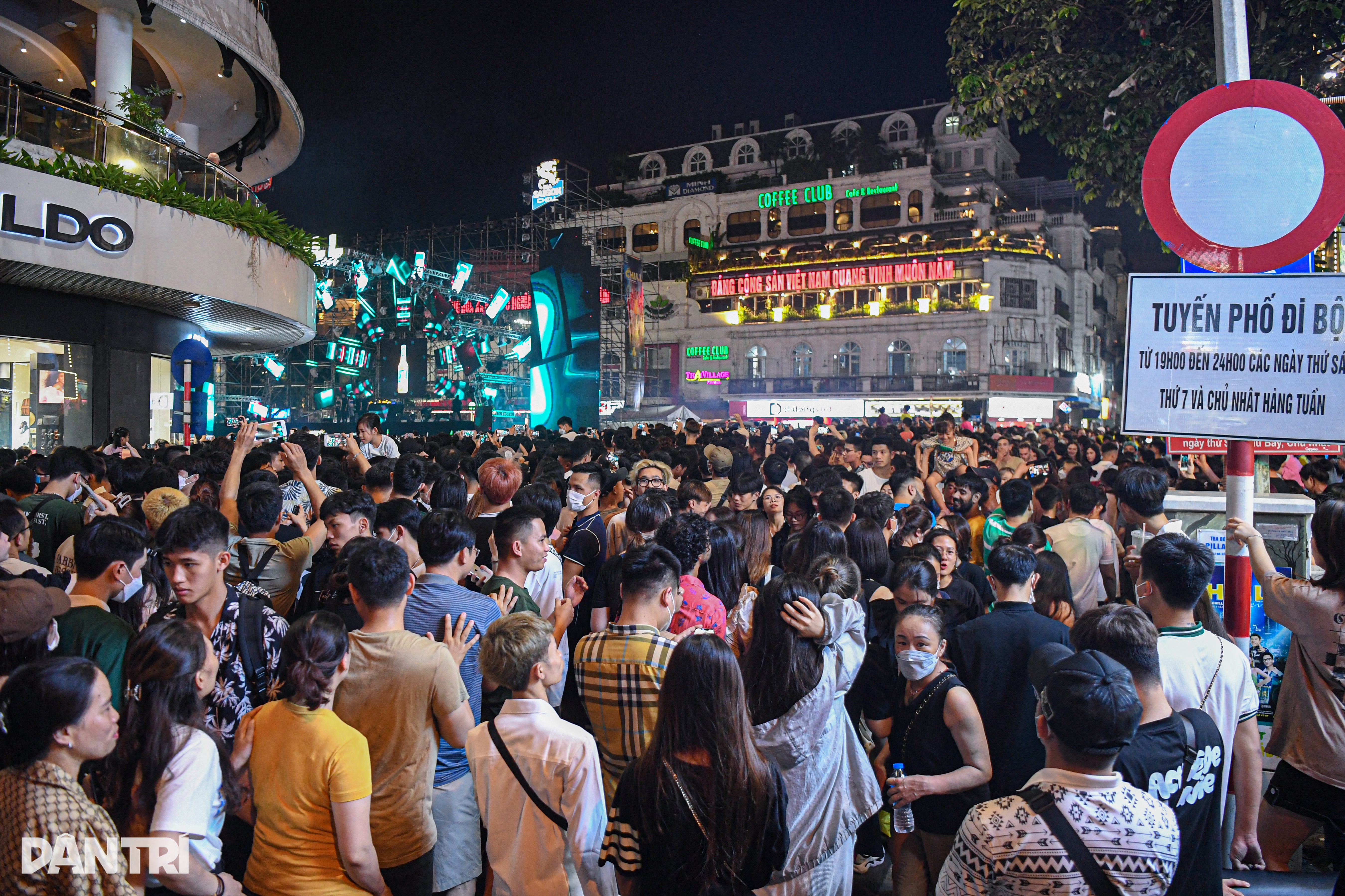 Khách Tây đến Hà Nội than phải đi ngủ sớm vì… không biết chơi đâu - 6 Khách Tây đến Hà Nội than phải đi ngủ sớm vì… không biết chơi đâu - 6
