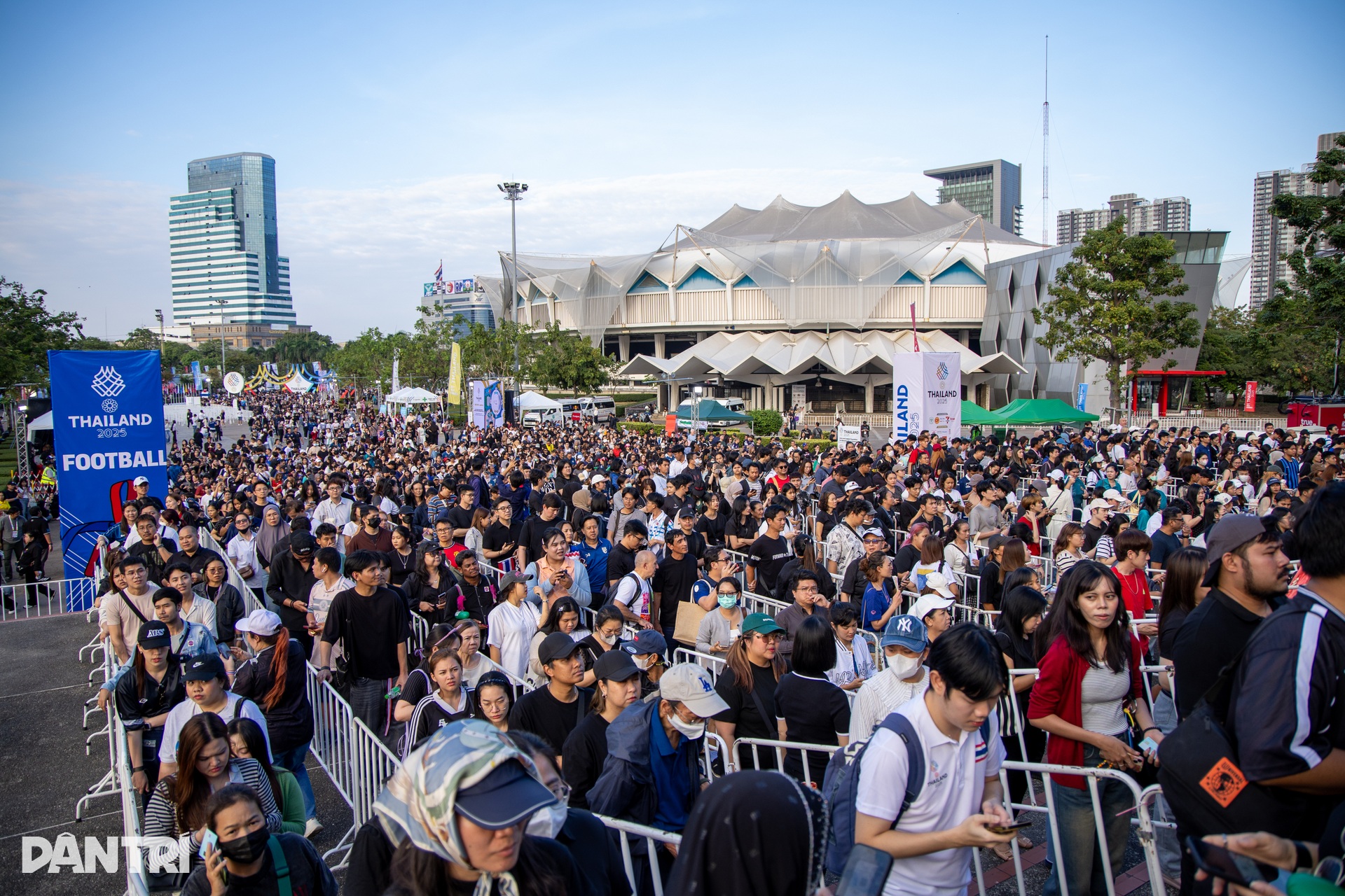 Δεκάδες χιλιάδες άνθρωποι συνέρρευσαν στο στάδιο Ρατζαμανγκάλα για να παρακολουθήσουν την τελετή έναρξης των 33ων Αγώνων SEA - 3 Hàng vạn người đổ về sân Rajamangala dự lễ khai mạc SEA Games 33 - 3