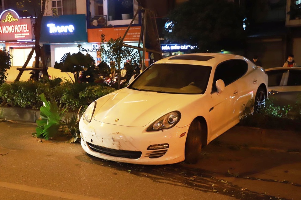 Tài xế nghi đột quỵ, xe Porsche mất lái bay qua dải phân cách - 1 Tài xế nghi đột quỵ, xe Porsche mất lái bay qua dải phân cách - 1