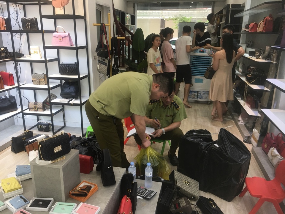 Đột xuất kiểm tra khu dốc Baza, tóm lượng lớn hàng hiệu nghi rởm - 2 Đột xuất kiểm tra khu dốc Baza, tóm lượng lớn hàng hiệu nghi rởm - 2