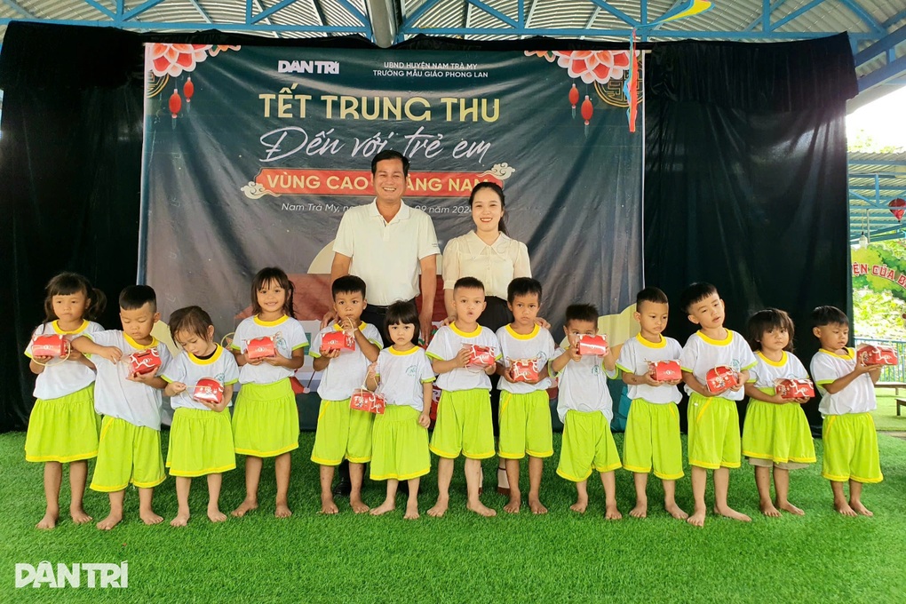 Báo Dân trí tổ chức trao tặng 300 bánh trung thu đến trẻ em vùng cao - 2 Báo Dân trí tổ chức trao tặng 300 bánh trung thu đến trẻ em vùng cao - 2