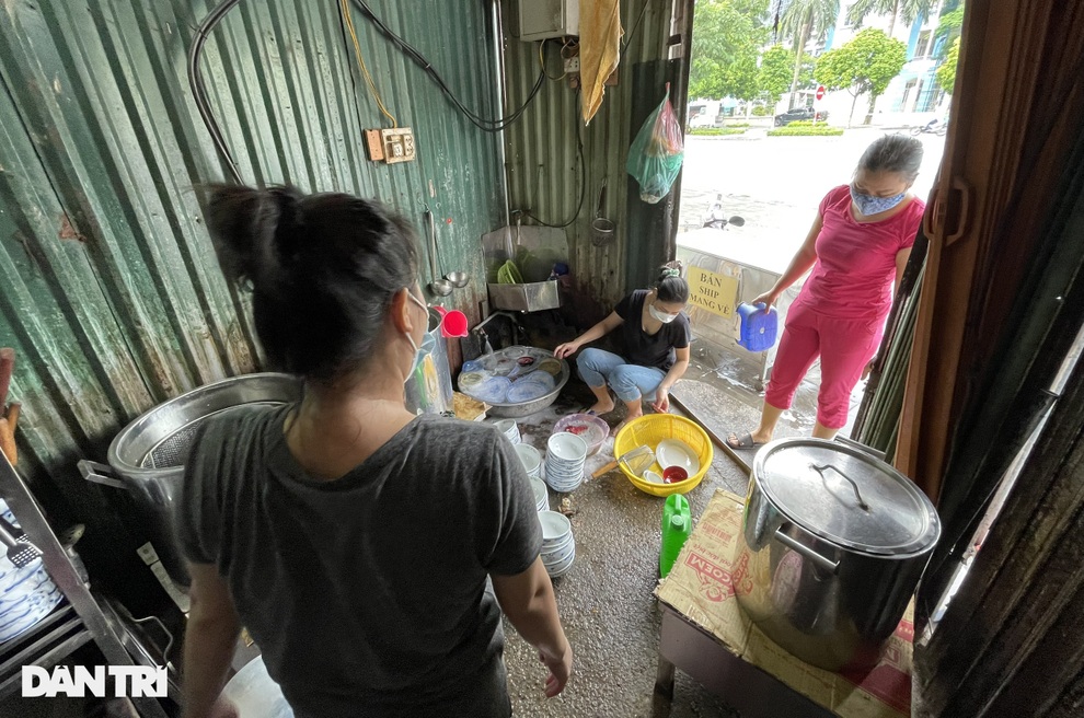 Hà Nội: Chủ hàng tất bật dọn quán trước giờ được mở cửa bán hàng trở lại - 3 Hà Nội: Chủ hàng tất bật dọn quán trước giờ được mở cửa bán hàng trở lại - 3