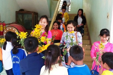 Phụ huynh, học sinh vùng cao tặng hoa rừng, gà đến thầy cô giáo